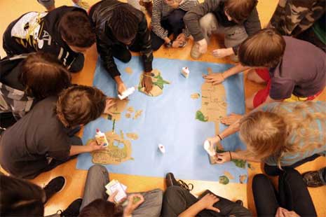 Alunos da Quest to Learn realizam atividade na escola com um jogo de mesa - Foto: divulgação