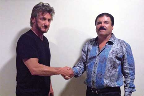 Sean Penn (à esquerda) aperta a mão de “El Chapo” durante a entrevista - Foto: reprodução