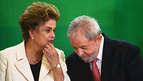 Dilma conversa com Lula em cerimônia em que ele foi empossado como ministro-chefe da Casa Civil, no dia 17 de março - Foto: José Cruz/Agência Brasil